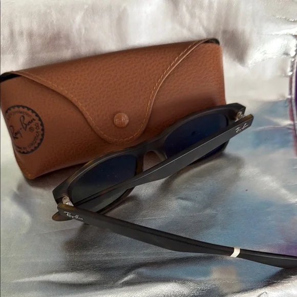 Ray-Ban Black and Brown Sunglasses Bag Classic Design display picture 1
